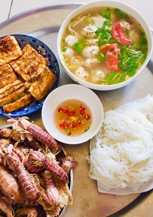 Hình của món Cơm trưa đậu hủ chiênCanh chua măng chả cáTôm tích luộc.
