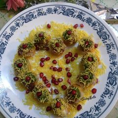 A picture of Chakli Sev Puri.