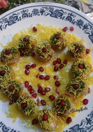 A picture of Chakli Sev Puri.