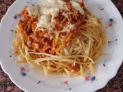 Una foto de pasta con leche y tocineta