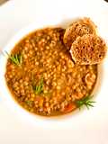 Lenticchie brasate con wurstel