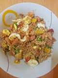 Ensalada de cuscús, frutitas, hierbabuena, pistachos y salmón