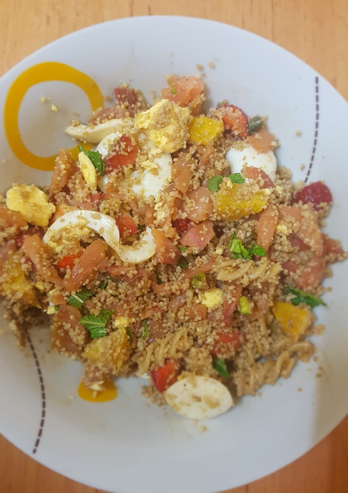 Una foto de Ensalada de cuscús, frutitas, hierbabuena, pistachos y salmón