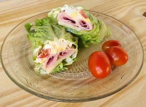Una foto de 🥬 Wrap de lechuga 🍅🥬🧀 sin harinas 🍅🥬🧀 fácil y rápido 🥬