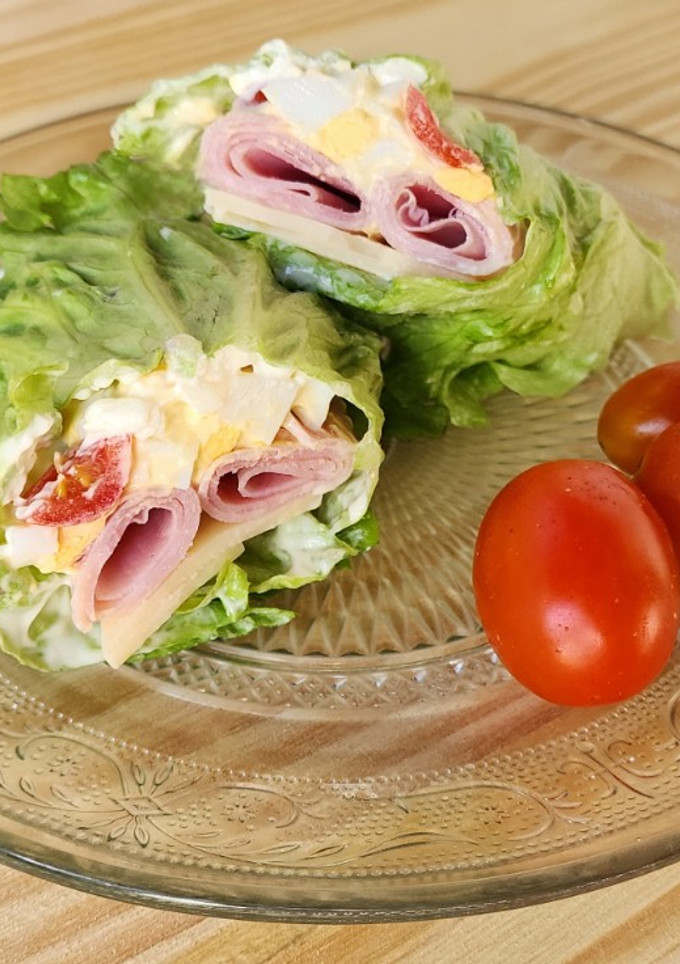 Una foto de 🥬 Wrap de lechuga 🍅🥬🧀 sin harinas 🍅🥬🧀 fácil y rápido 🥬