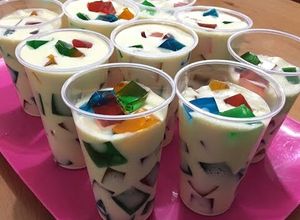 Una foto de Gelatina de mosaico tres leches