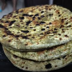 A picture of Palak aloo ke parathe.