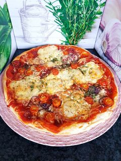 Une photo de Tarte tomate charcuterie raclette 😋