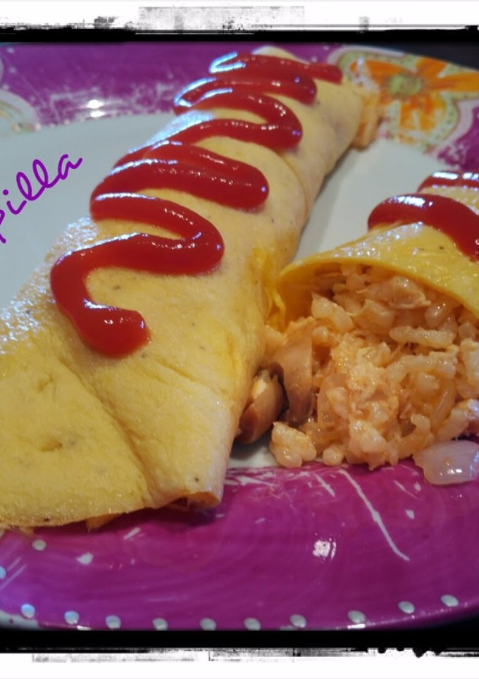 Una foto de Omuraisu (arroz en tortilla)
