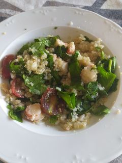 Una foto de Ensalada asiática con gambones