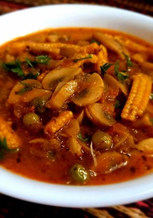 A picture of Mushrooms babycorn Curry.