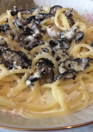 Una foto de Aceitunas Negras y Alcaparras en Salsa de Crema