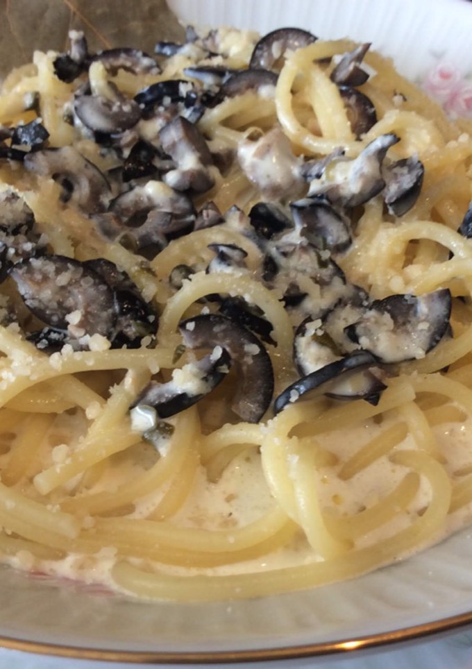 Una foto de Aceitunas Negras y Alcaparras en Salsa de Crema