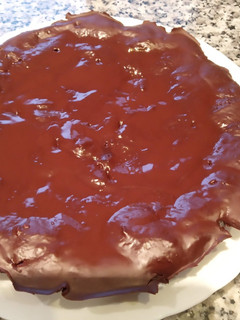 Una foto de Tarta de queso con chocolate y tortas de aceite de Inés Rosales al horno