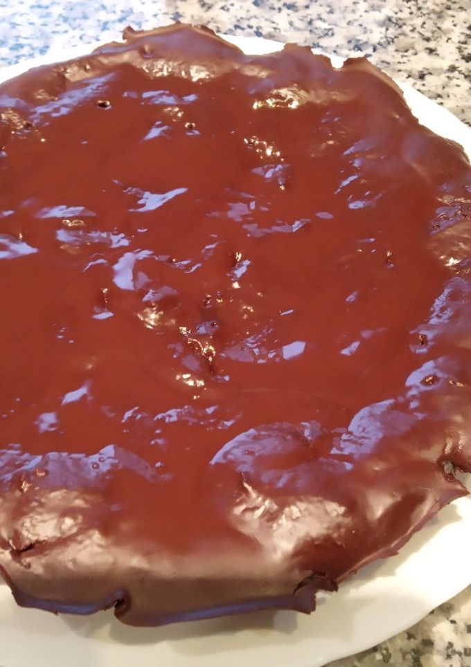 Una foto de Tarta de queso con chocolate y tortas de aceite de Inés Rosales al horno