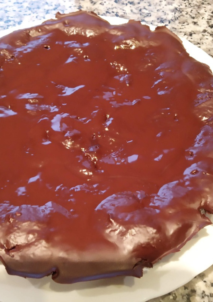 Una foto de Tarta de queso con chocolate y tortas de aceite de Inés Rosales al horno