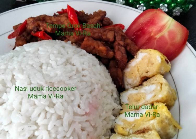 Nasi uduk rice cooker + Tempe orek basah Dan telur Dadar