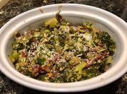 Una foto de brocoli salteado con cúrcuma