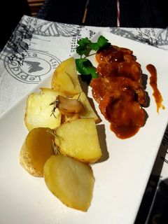 Una foto de Solomillo en salsa de naranja y patatas confitadas