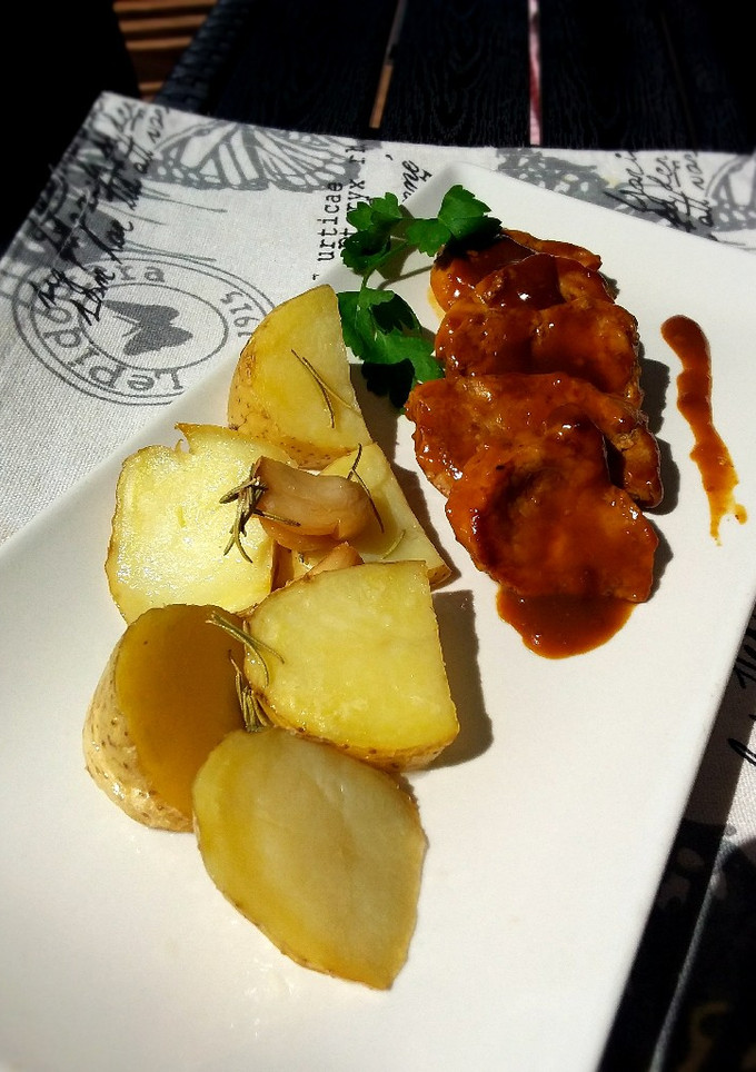 Una foto de Solomillo en salsa de naranja y patatas confitadas