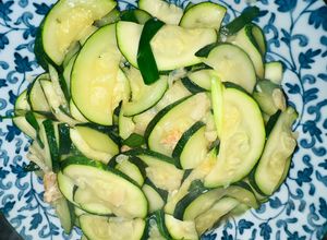 Hình của món Bí ngòi xào tỏi.