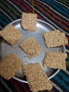તલ ની ચીક્કી (Tal Chikki Recipe in Gujarati) રેસીપી મુખ્ય ફોટો