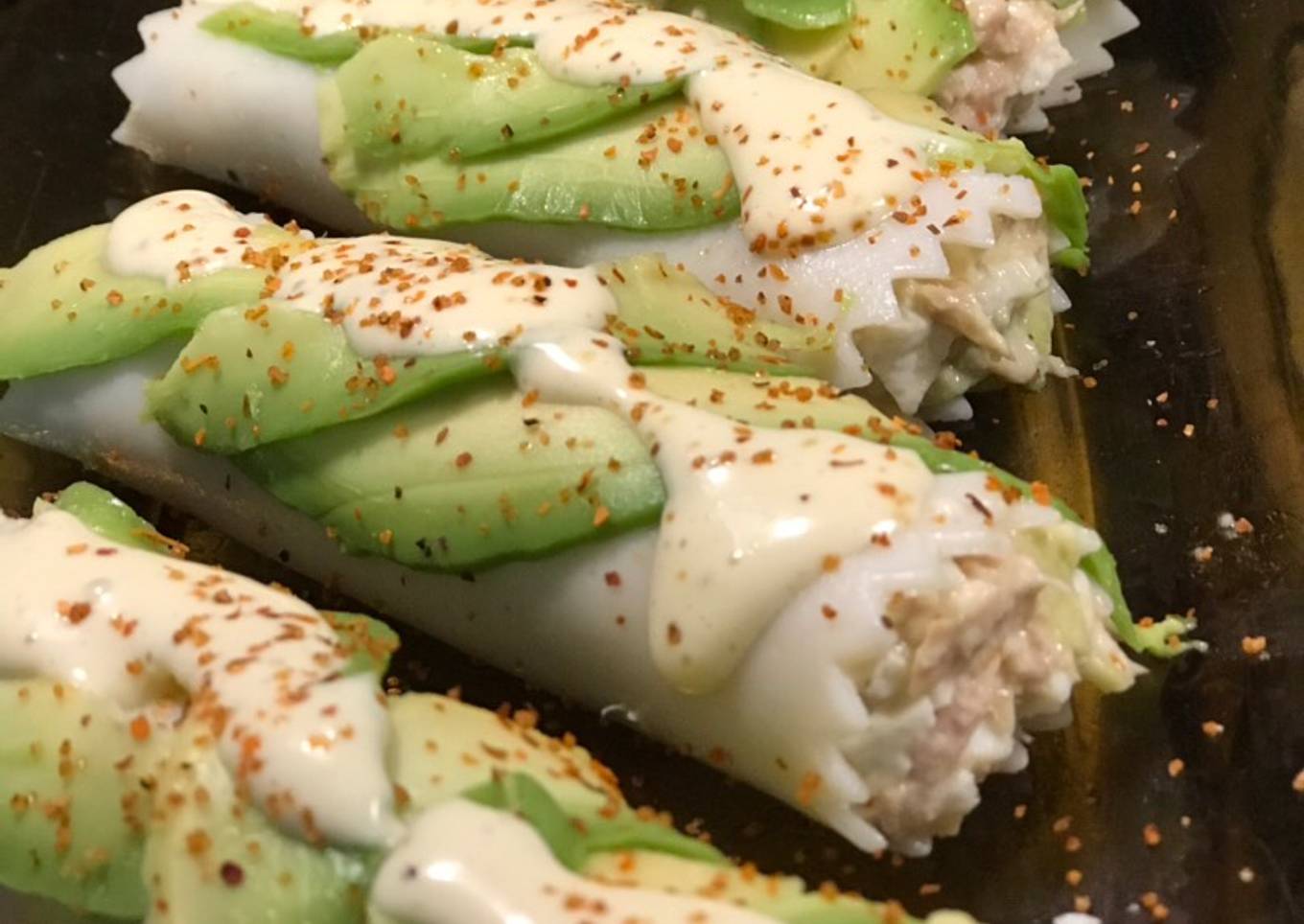 Canelones fríos de aguacate y atún (una pizca picante)