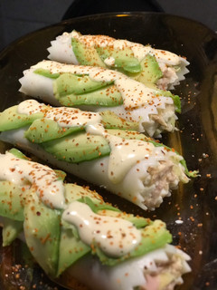 Una foto de Canelones fríos de aguacate y atún (una pizca picante)