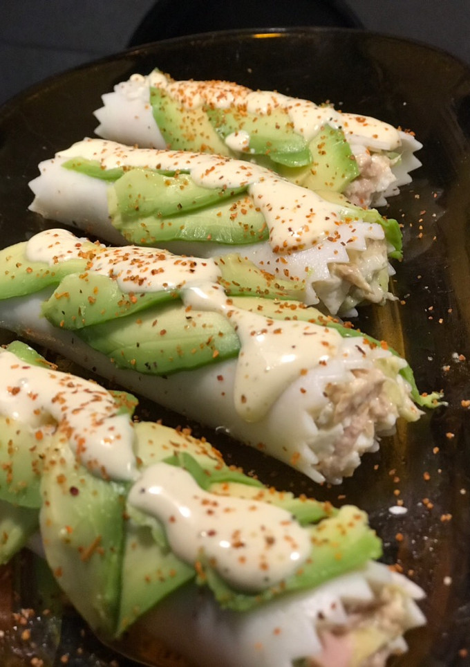 Una foto de Canelones fríos de aguacate y atún (una pizca picante)