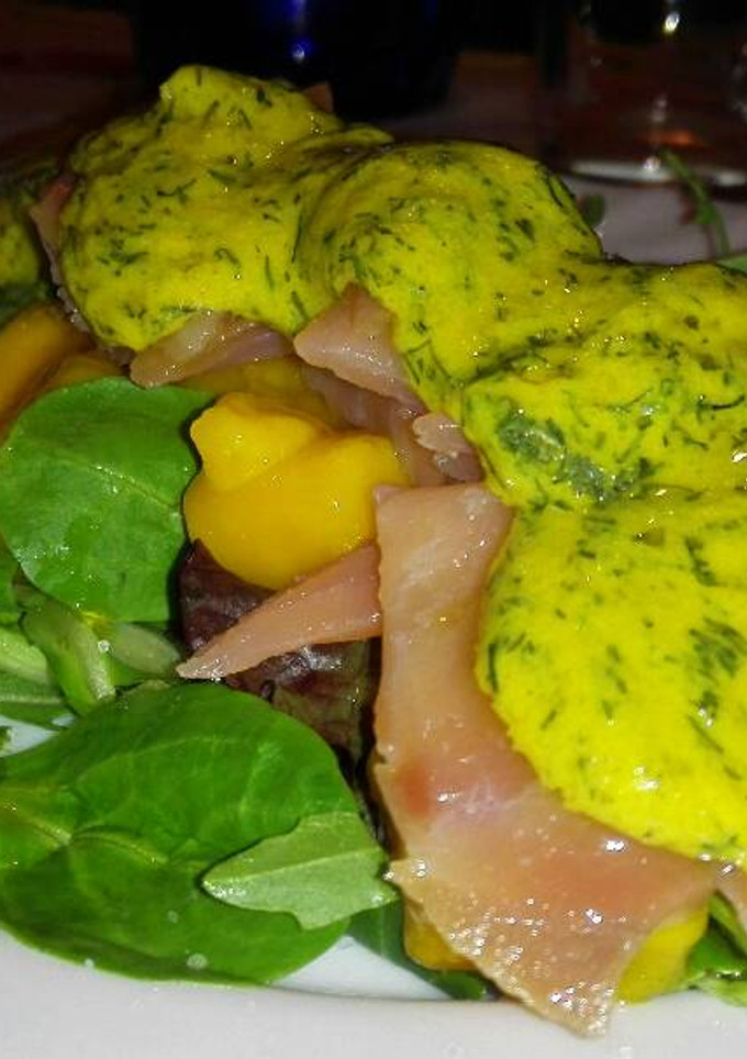 Una foto de Ensalada de mango y salmón con mostaza al eneldo