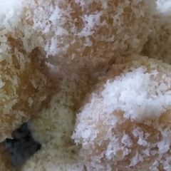 A picture of Coconut ladoo.