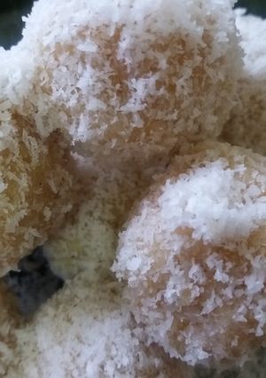 A picture of Coconut ladoo.