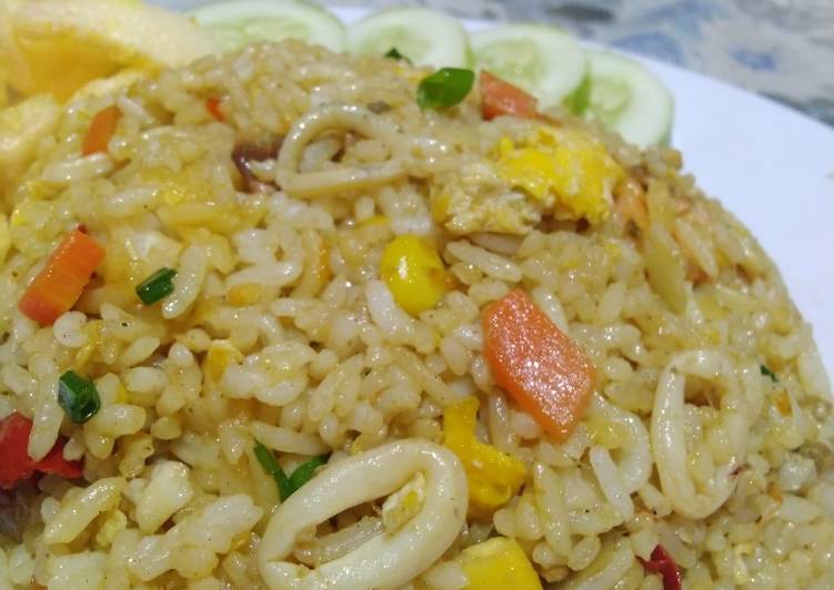 Bagaimana Menyiapkan Nasi goreng seafood  Anti Gagal
