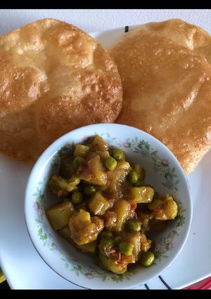 A picture of Aloo Gobhi Peas masala for poori, chapati/naan.