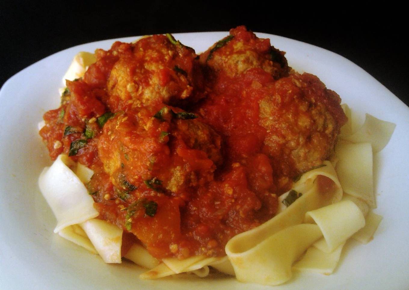 Albóndigas en salsa de tomate receta italiana