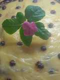Tarta de dulce de leche, crema pastelera y gotas de chocolate