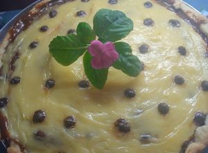 Una foto de Tarta de dulce de leche, crema pastelera y gotas de chocolate