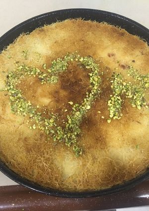 صورة لوصفة كنافة بالجبنة والقشطة مسقية بالشيرة