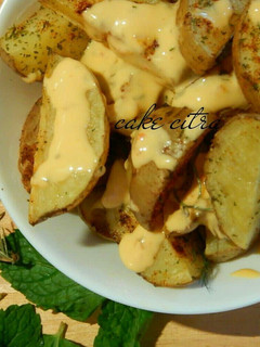 Foto resep Homemade potato wedges with cheese sauce