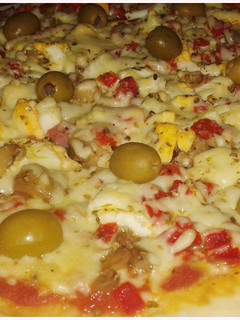 Una foto de Pizza de jamón, champiñones y huevo