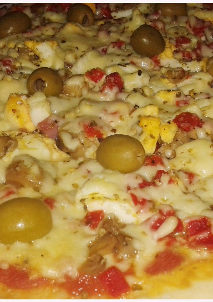 Una foto de Pizza de jamón, champiñones y huevo