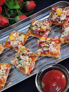 चिजी ब्रेड पिज़्ज़ा बाइट्स (Cheese bread pizza bites recipe in hindi) रेसिपी मुख्य फोटो