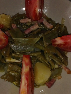 Una foto de Ensalada de judías, patata, tomate y bacon