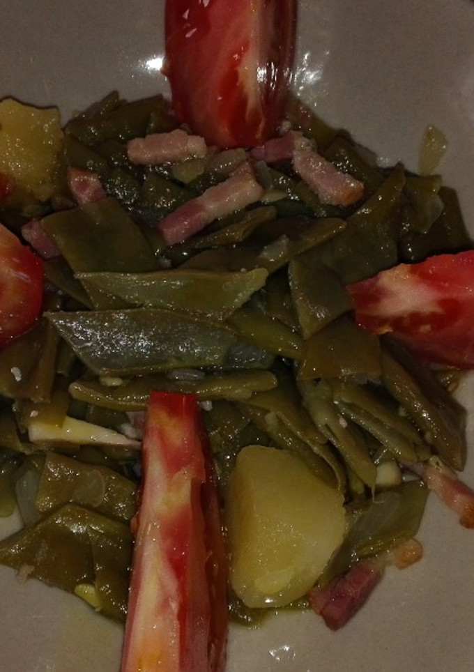 Una foto de Ensalada de judías, patata, tomate y bacon