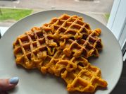 Une photo de gauffre de patate douce