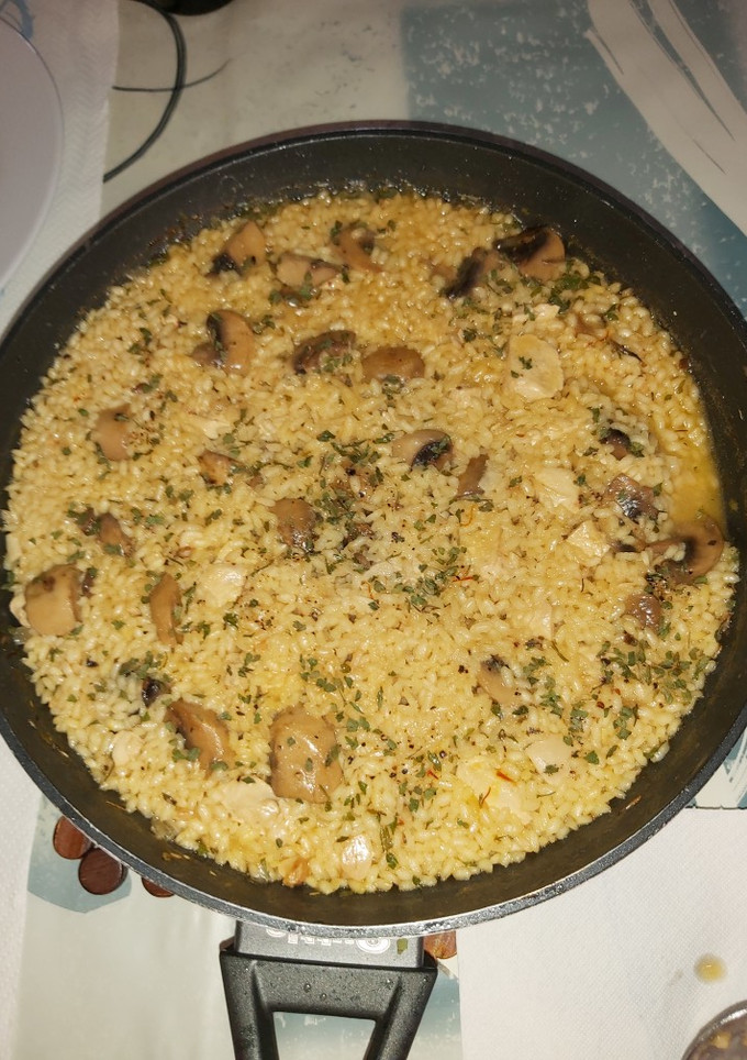 Una foto de Risotto con champiñón y pollo