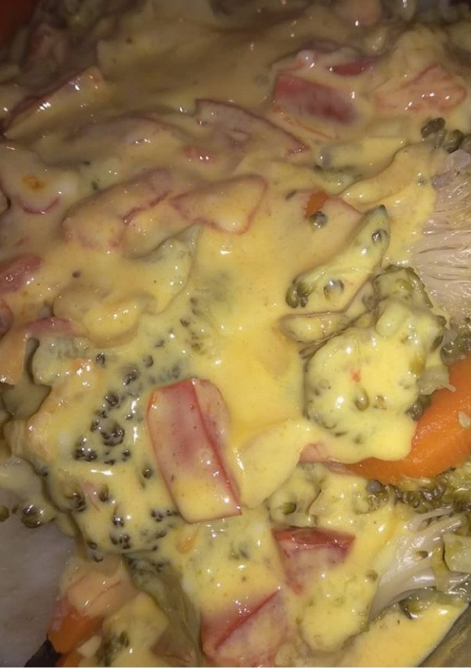Una foto de Brócoli con salsa de cûrcuma🥕🥦