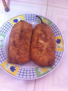 Una foto de Chiles rellenos capeados en plátano