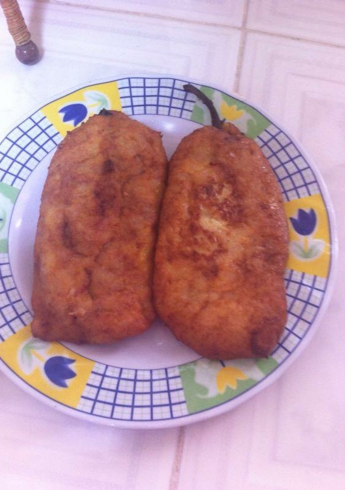 Una foto de Chiles rellenos capeados en plátano