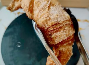 Una foto de Croissant con obleas de arroz